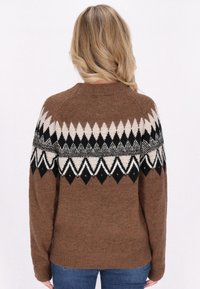 Maglione marrone a maglia con motivi geometrici neri e crema sui giromanica e sulle maniche lunghe, dotato di scollatura rotonda e orlo a coste.