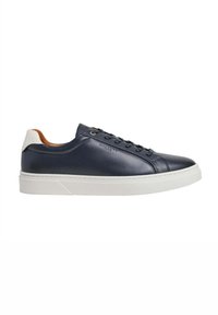 Marinblå lädersneakers med vit sula, med en slät textur, rundad tå, snörningsdesign och diskret logotyp på sidan.