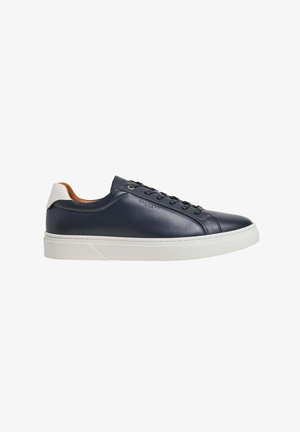 Sneaker in pelle blu navy con suola bianca, caratterizzato da una texture liscia, punta arrotondata, chiusura con lacci e un branding sottile sul lato.