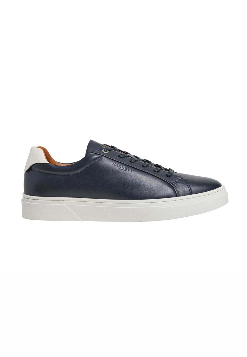 Marinblå lädersneakers med vit sula, med en slät textur, rundad tå, snörningsdesign och diskret logotyp på sidan.