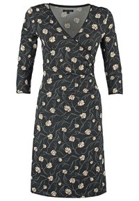 Zwart wikkeljurk met driekwart mouwen, voorzien van een bloemenpatroon in crème en lichtroze, gemaakt van zachte, rekbare stof.