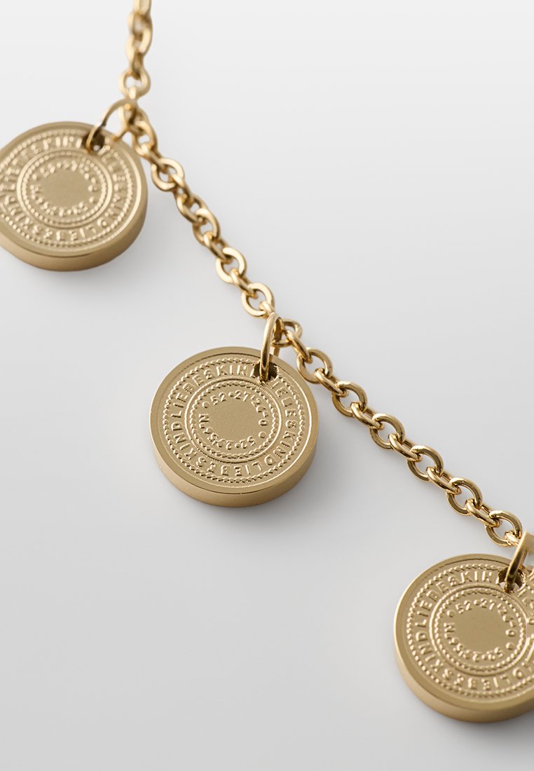 Goldfarbener Armband mit drei runden Anhängern mit gravierten Details, verbunden durch eine Gliederkette. Glatte Oberfläche mit poliertem Finish.