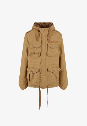 Khaki parka z kapturem wyłożonym sztucznym futrem, z czterema przednimi kieszeniami, zapięciami na troczki oraz regulowanym talią. Gładka struktura materiału.