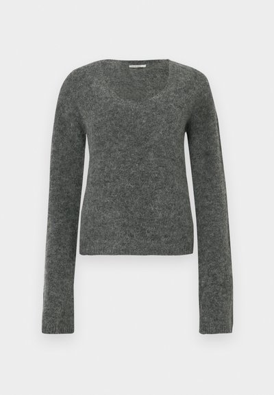 Pulover gri cu mâneci lungi, realizat dintr-un material moale și texturat, cu un decolteu larg, rotunjit și o siluetă cambrată.