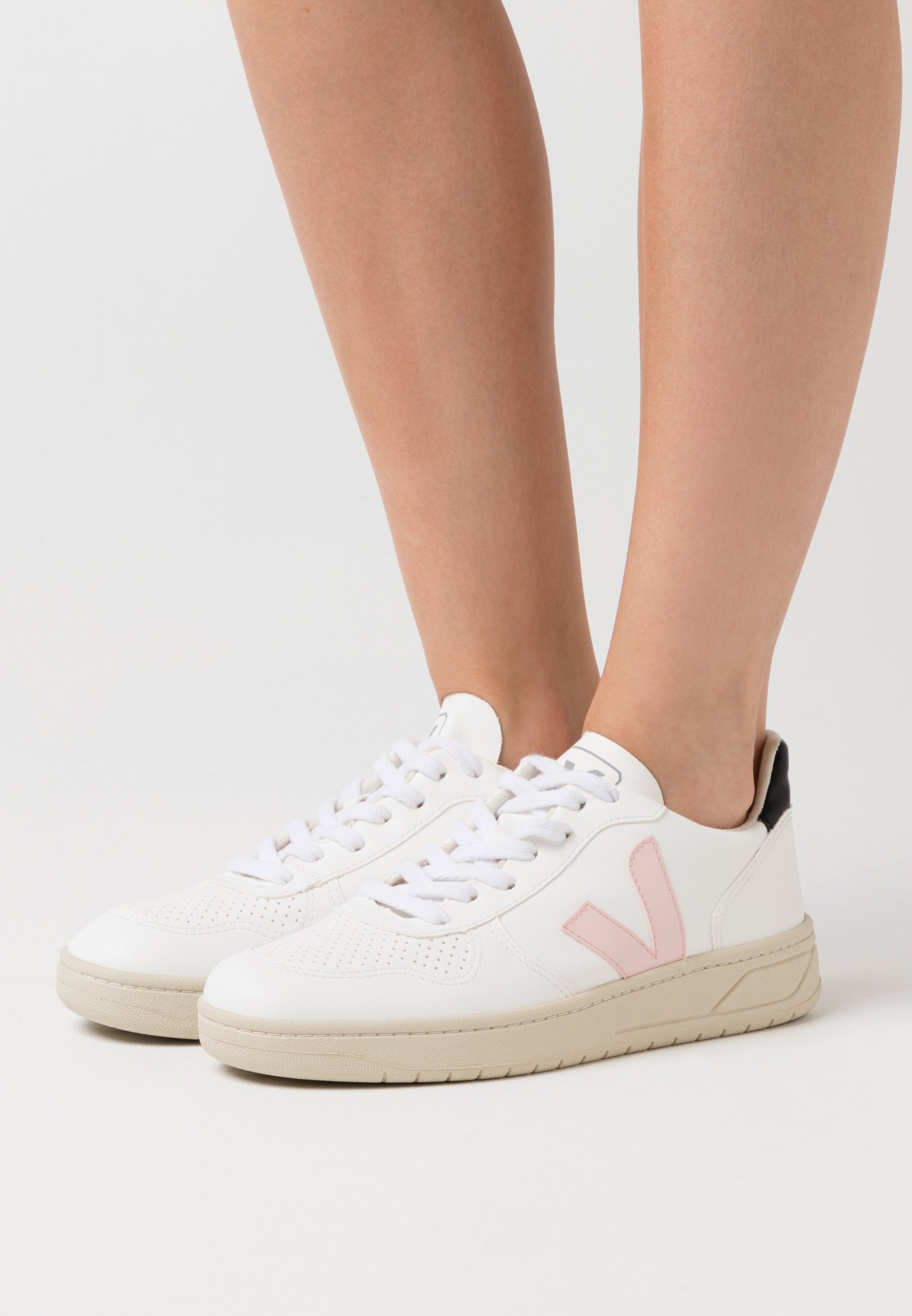veja v10 pink and black