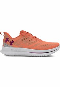 Chaussure de running légère en corail vif avec une tige en mesh, présentant un design à motifs, une semelle blanche avec un accent violet et une languette au talon.