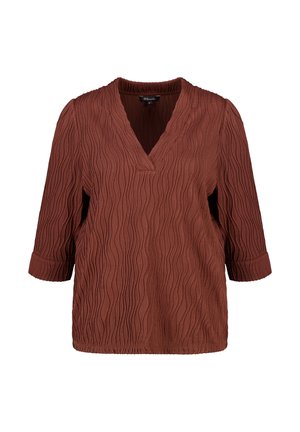 Roestbruin gestructureerd blouse met driekwart mouwen, V-hals en golvende verticale patronen over de hele stof.