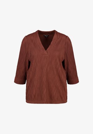 Roestbruin gestructureerd blouse met driekwart mouwen, V-hals en golvende verticale patronen over de hele stof.