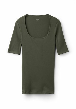 Top de manga corta en verde oliva con cuello cuadrado y diseño ajustado. La textura de la tela parece suave y elástica.