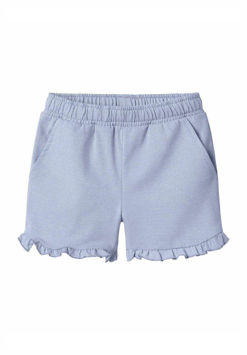 Shorts de algodón azul claro con dobladillo con volantes, cintura elástica y dos bolsillos laterales. Textura suave con un brillo sutil.