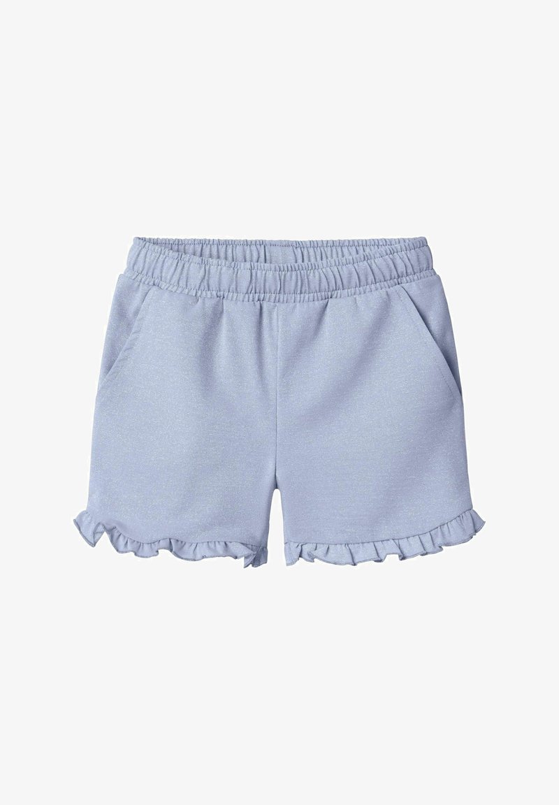 Shorts de algodón azul claro con dobladillo con volantes, cintura elástica y dos bolsillos laterales. Textura suave con un brillo sutil.