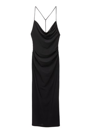 Abito in satin nero con sottili spalline, caratterizzato da un design drappeggiato e dettagli arricciati sul lato, texture liscia, lunghezza al ginocchio.