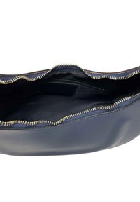 Granatowa skórzana kopertówka z złotym zamkiem błyskawicznym, gładka tekstura oraz wewnętrzna kieszeń na zamek do organizacji. Otwarta konstrukcja ukazująca pojemne wnętrze.