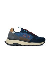 Sneaker blu e grigio con un mix di materiale scamosciato e mesh, lacci rossi, dettagli beige e una suola testurizzata per garantire aderenza.