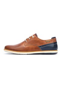 Hnědá kožená bota s hladkým povrchem, bílé tkaničky, námořnický modrý akcent a světlá podrážka. Obsahuje prošívaný design.