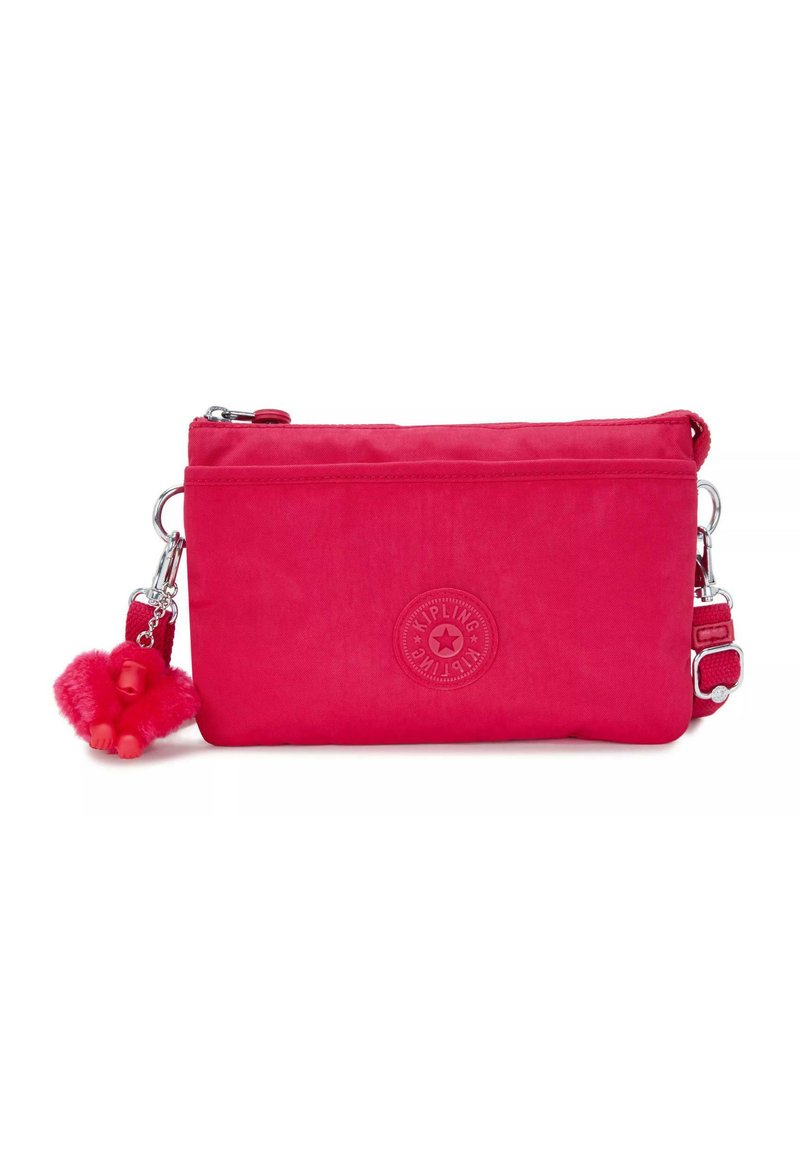 Borsetta fucsia con cerniera realizzata in tessuto resistente, dotata di un distintivo rotondo e di un portachiavi a forma di scimmia rossa pelosa attaccato alla cerniera.