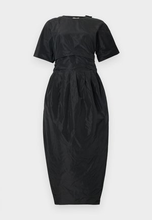 Vestido preto de comprimento médio com mangas curtas, cintura ajustada e saia franzida, apresentado em plano sobre um fundo branco.