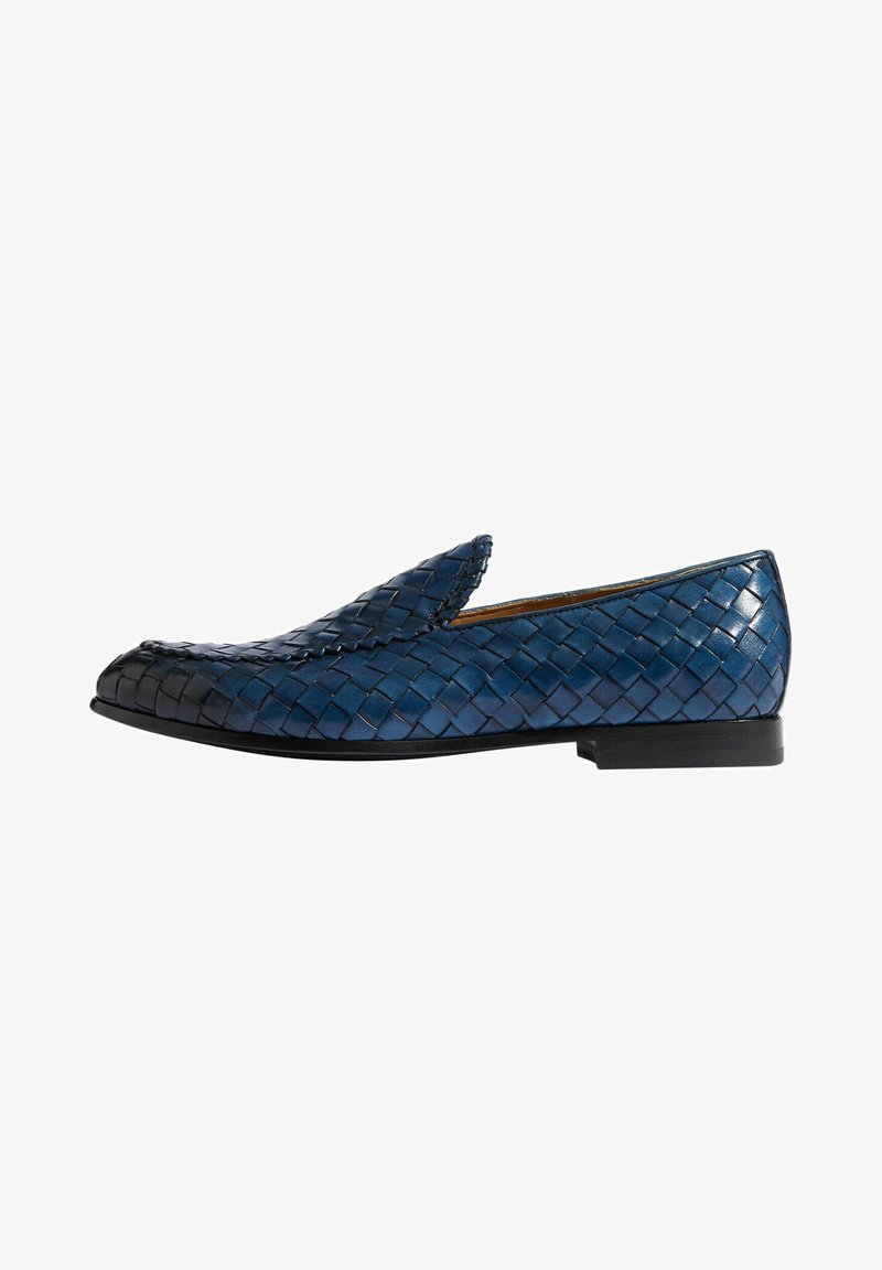 Mocasines de cuero tejido en azul con un diseño elegante, que cuentan con una punta afilada y un bajo tacón negro. Superficie texturizada con patrones intrincados.