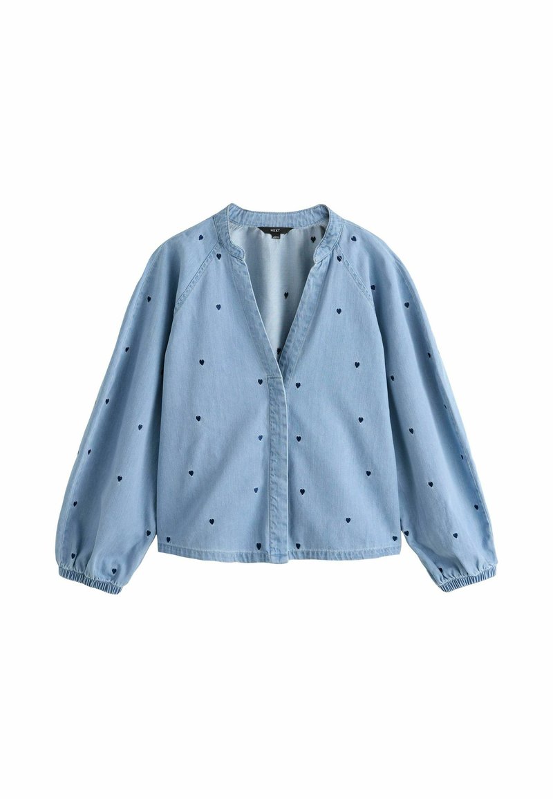 Jasnoniebieska kurtka dżinsowa z granatowym haftem w kształcie serca, luźnym krojem, rękawami raglanowymi i ściągaczami na mankietach. Otwarta z przodu, bez zapięć.