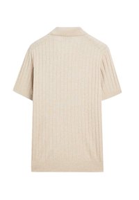 Kortærmet beige pullover med polo-krave, der har en lodret ribbede tekstur og en lige pasform, lavet af blødt strikket materiale.