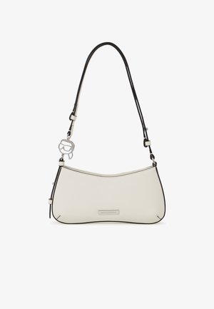 Geantă de umăr din piele albă cu margini negre, curea reglabilă, plachetă argintie cu logo-ul Karl Lagerfeld și un charm în formă de siluetă atașat la curea.