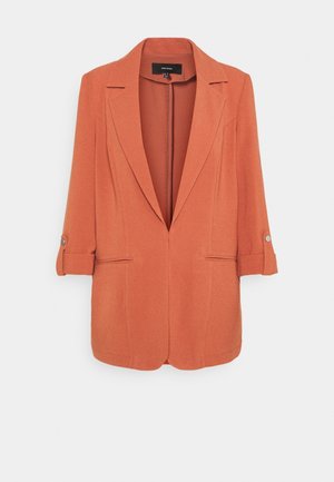 Blazer arancione con colletto a revers, maniche arrotolabili, due tasche frontali e una texture liscia, caratterizzato da un design minimalista.