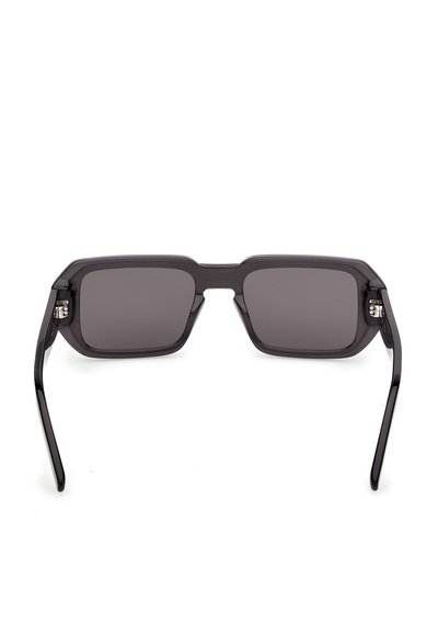 Lunettes de soleil rectangulaires noires avec des montures épaisses et des verres teintés foncés, montrées de face sur un fond blanc.
