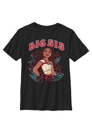 Czarny t-shirt z kreskówkową dziewczynką z długimi włosami, kwiatowe tło, nosząca naszyjnik i top, z tekstem "BIG SIS" nad nią.
