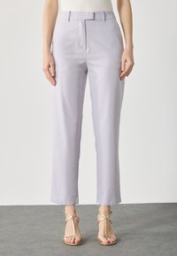 Lila skräddarsydda byxor med en slät textur, rak benmudd, bälteshällor och en ren front utan synliga fickor.