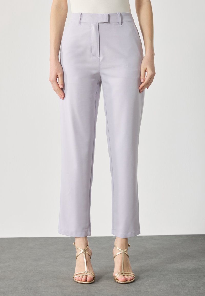 Lila skräddarsydda byxor med en slät textur, rak benmudd, bälteshällor och en ren front utan synliga fickor.