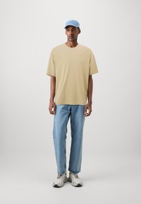 Diesel BOGGY MEGOVAL - Apdrukāts T-krekls - beige