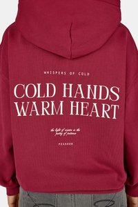 Burgundo spalvos džemperis su baltu tekstiniu atspaudu ant nugaros. Savybės: su raišteliu reguliuojama kapučiaus, susiūtos rankovės su guma, citatos virš ir po pagrindiniu tekstu.