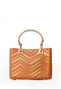 Beige gesteppte Handtasche mit Chevron-Muster, ausgestattet mit goldfarbener Hardware und einem einzelnen, abgerundeten Tragegriff. Glatte Textur und strukturierte Form.