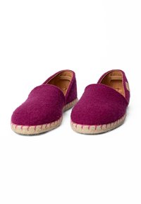 Pantofole in feltro di un profondo colore viola con una fascia elastica per una vestibilità perfetta e suole in juta intrecciata. Texture liscia con un design semplice e arrotondato.
