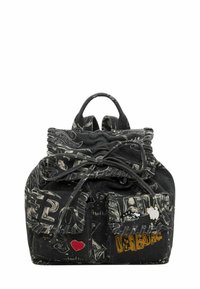 Rucsac din pânză neagră cu închidere cu șnur, având diverse modele grafice, două buzunare frontale și ace decorativi.