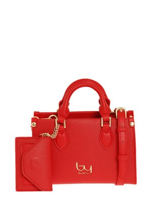 Piccola borsa a mano in pelle rossa con manici corti, tracolla staccabile e porta carte abbinato attaccato con una catena dorata.