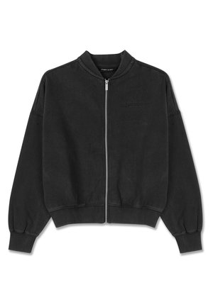 Crna zip-up dukserica s okruglim ovratnikom, rebrastim manžetama i mekanom teksturom. Ima suptilan logo na prednjoj strani.