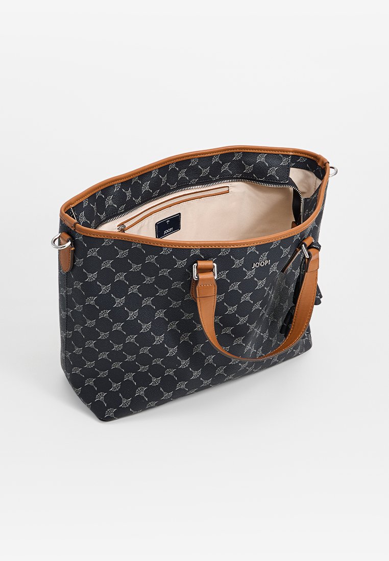 Schwarze Tasche mit Muster und einem Henkel aus beige Leder. Das Innere verfügt über einen Reißverschluss und eine stoffgepackte Innenauskleidung. Offen, um den großzügigen Stauraum zu zeigen.