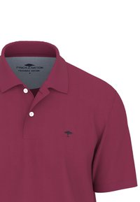 Polo bordeaux in cotone premium con colletto classico, due bottoni bianchi e un piccolo logo di un albero blu scuro sul lato sinistro del petto.