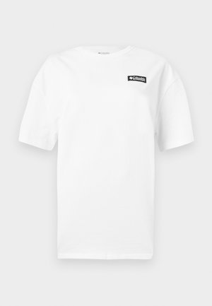 Weißes T-Shirt mit kurzen Ärmeln und kleinem schwarzem Columbia Sportswear-Logo-Patch auf der oberen linken Brust.