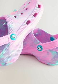 Rosa und blaue marmorierte Clogs mit Belüftungsöffnungen, strukturierten Sohlen und blauen Knöpfen mit Wolkenmotiv. Leichtes Material.