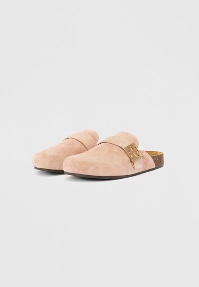 Suede natikači v svetlo roza barvi, z širokim trakom in dekorativno zaponko v zlatem tonu. Podplat z teksturo, podoben plutu, za udobje.