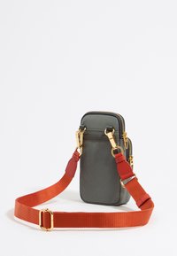 Borsa a tracolla grigia in nylon con finiture in oro, chiusura con zip e tracolla arancione regolabile. Forma rettangolare compatta con superficie strutturata.