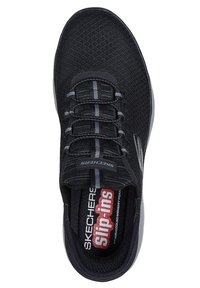 Bottines noires Skechers à enfiler avec tige en maille, lacets élastiques et semelle intérieure en mousse à mémoire de forme rembourrée. Présente une semelle extérieure en caoutchouc lisse.