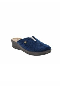 Scarpa slip-on in tessuto blu trapuntato con tacco basso a zeppa, caratterizzata da una punta rotonda, un motivo testurizzato e un accento decorativo in metallo.