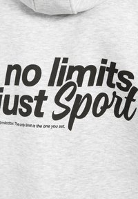 Felpa grigia con testo nero che recita "nessun limite, solo sport" e ulteriore testo sottostante, realizzata in morbido cotone e con cappuccio.