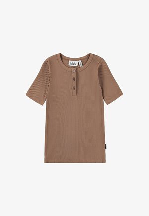 Camiseta marrón de manga corta con canalé y cuello redondo, con tres botones en la parte delantera y una pequeña etiqueta de la marca en la parte inferior lateral.