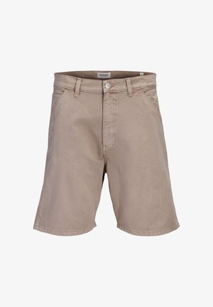 Μπεζ καθημερινά σορτς μήκους έως το γόνατο με μπροστινές τσέπες, θηλιές για ζώνη και κλείσιμο με κουμπί, εμφανιζόμενα σε λευκό φόντο.