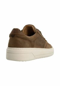 Braune Wildledersneaker mit strukturierten Oberflächen, Schnürdesign, gepolstertem Schaft und einer weißen Gummisohle mit Profilmuster.