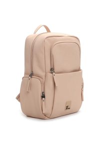 Beżowy plecak wykonany z gładkiego materiału syntetycznego, wyposażony w kilka zamykanych na zamek komór, regulowane paski oraz akcent z logo.